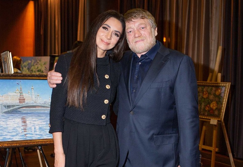 Зара, Павел Деревянко, Маша Шейх на выставке картин Валерия Попова