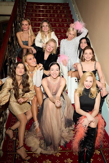 Мария Лобанова с гостьями праздника