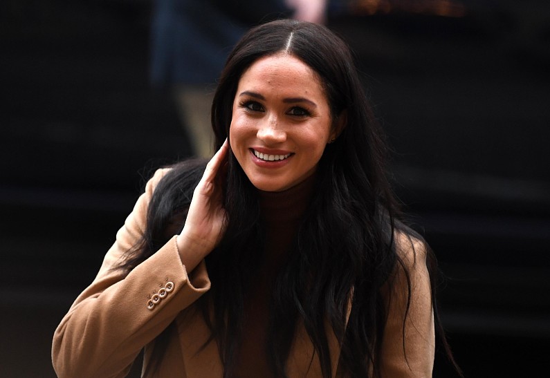 Меган Маркл появилась на публике в монохромном наряде шоколадного оттенка. Фото!