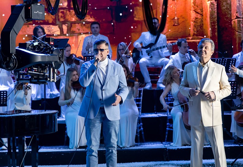 Баста, Лев Лещенко, Сергей Бурунов, INSTASAMKA и многие другие в новогоднем шоу «VK под шубой»