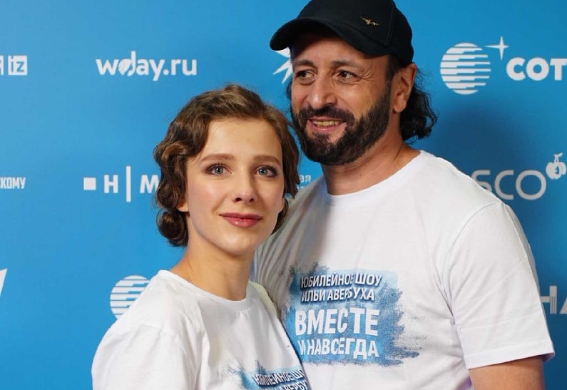 Роман Костомаров и Татьяна Навка на льду, Лиза Арзамасова, Алла Михеева и другие поздравили Илью Авербуха с юбилеем
