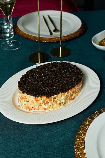 Оливье с лососем и черной икрой  из сета ресторана 800°С Contemporary Steak)