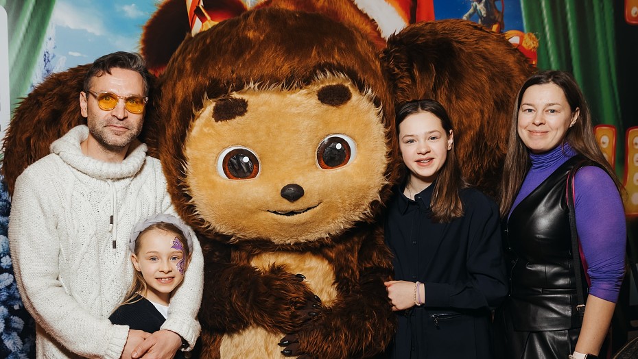 Виктор Добранравов, Елена Кулецкая, Пашу и другие звезды с детьми посетили премьеру шоу «Чебурашка. Ушастые Елки»