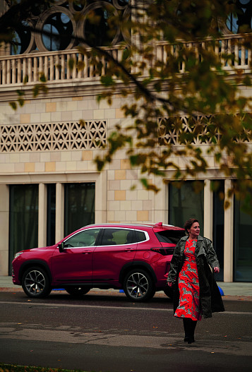 На Евгении: плащ, платье — всё TRESE ME