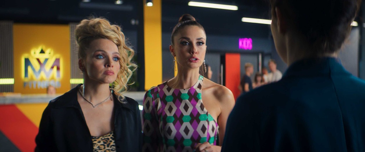 Наталья Земцова и Агата Муцениеце в фильме&nbsp;«Вредная привычка»