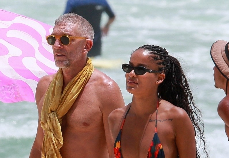 «Французский хулиган и бразильская нимфа»: Венсан Кассель отдыхает с молодой возлюбленной в Бразилии