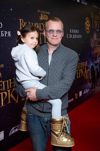 Алексей Серебряков с внучкой
