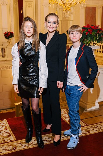 Юлия Пересильд с дочерьми Анной и Марией