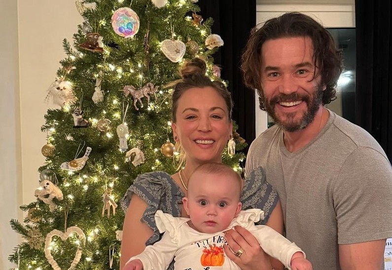 Кейли Куоко показала праздничное семейное фото