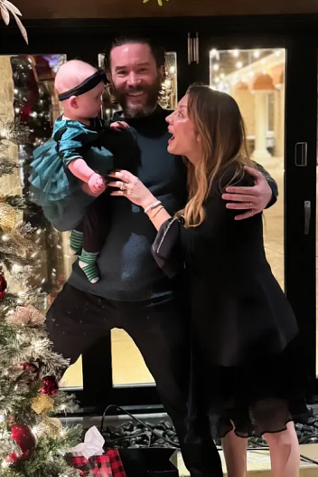 Том Пелфри и&nbsp;Кейли Куоко с дочерью