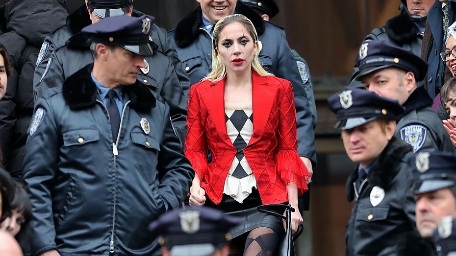 Хоакин Феникс и Леди Гага появились на новых снимках «Джокера 2»