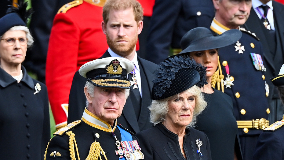 Принца Гарри и Меган Маркл призвали незамедлительно извиниться перед королевской семьей