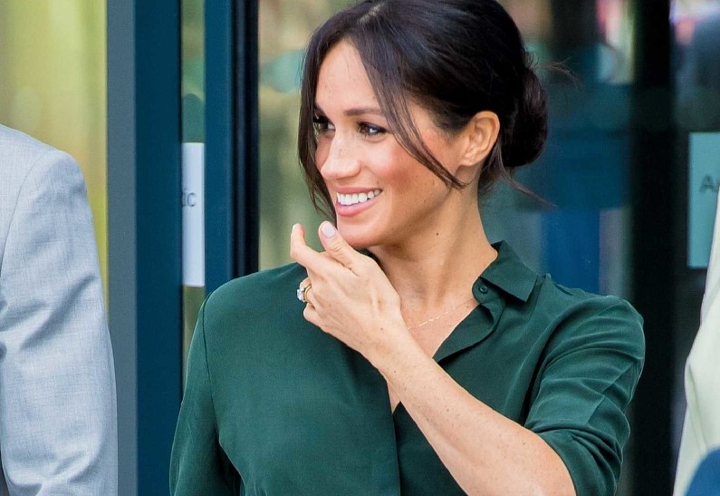 Сияет: Меган Маркл впервые замечена на публике после скандала с «королевскими расистами». Фото!