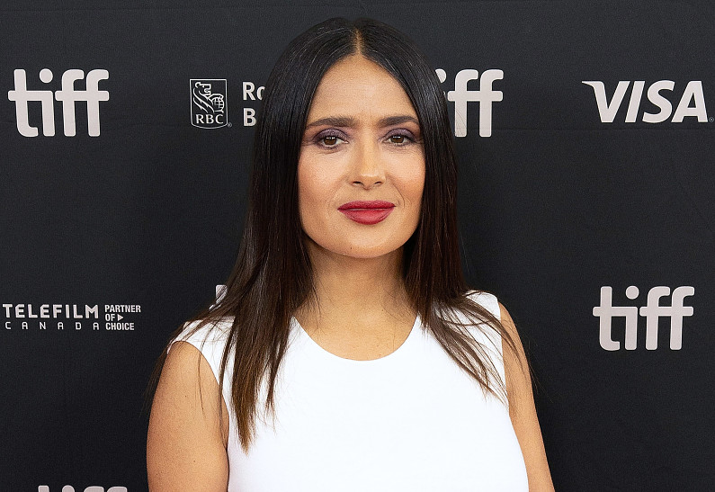 Сальма Хайек удивила поклонников резким похудением в облегающем платье на светском вечере