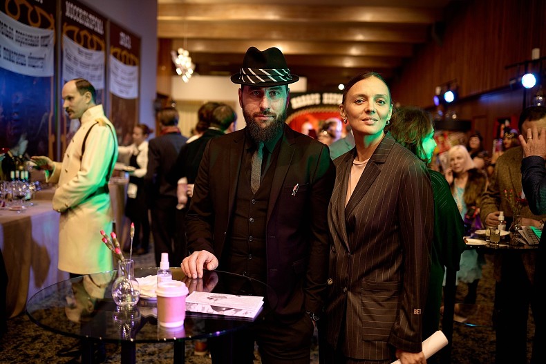 Илья Мусатов со спутницей