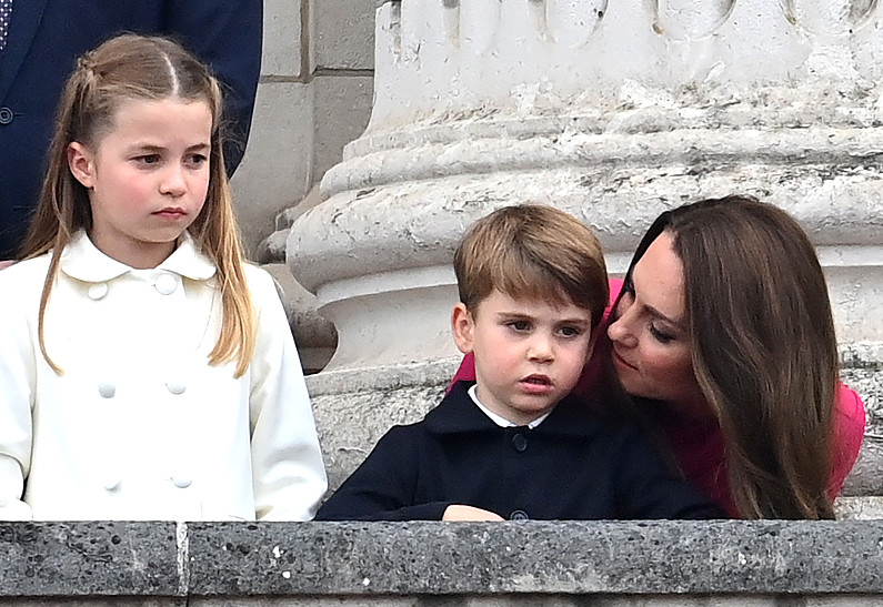 Непоседливый брат: младший сын Кейт Миддлтон поставил в неловкое положение принцессу Шарлотту на рождественской службе
