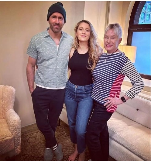 Блейк Лайвли с Райаном Рейнольдсом и его мамой