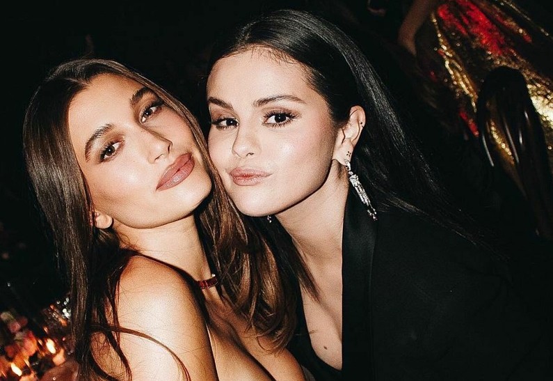 Хейли Бибер публично оскорбила Селену Гомес. Что между ними произошло?