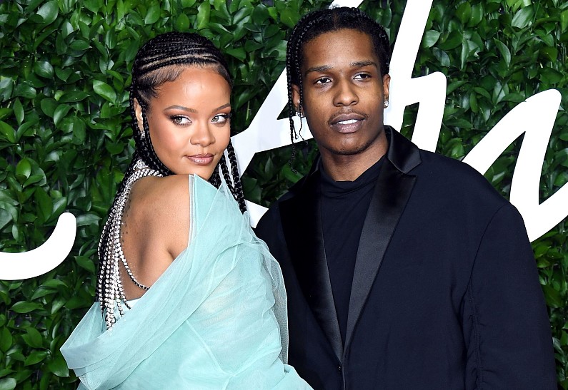 «Ты — зомби»: Рианна впервые рассказала о сложностях материнства