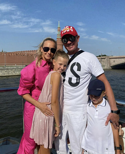 Роман Костомаров и Оксана Домнина с детьми