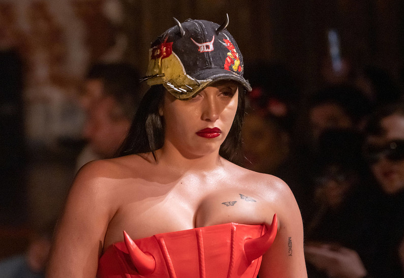 Дочь Мадонны Лурдес Леон вышла на подиум в дьявольском платье на Неделе моды в Нью-Йорке