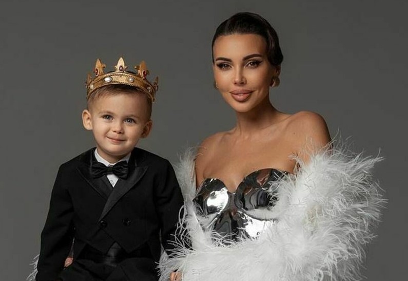 «Мой маленький король»: Оксана Самойлова снялась с сыном на троне в честь его дня рождения. Фото!