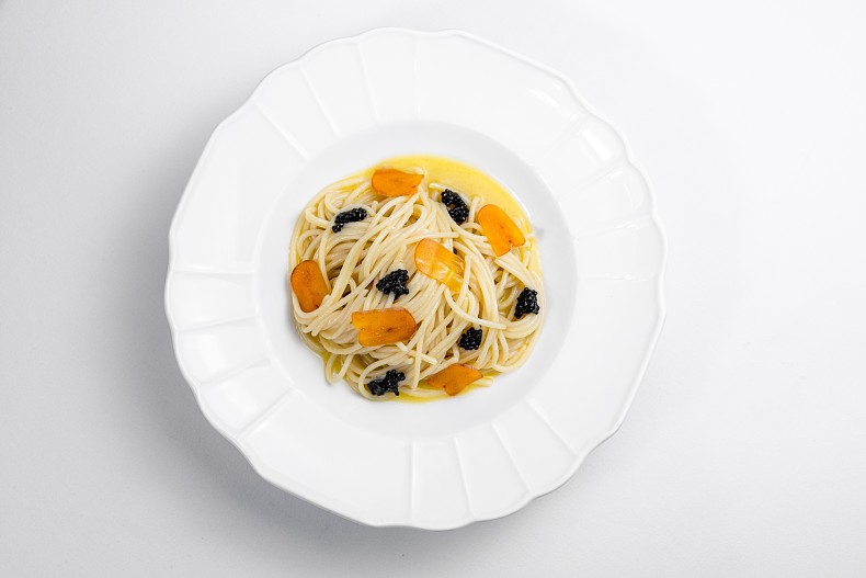 Спагетти с боттаргой и черной икрой