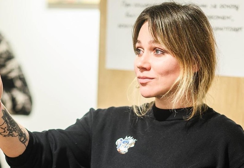 Бывшая солистка группы SEREBRO открывает выставку на «aRTel.doc: Время героев»