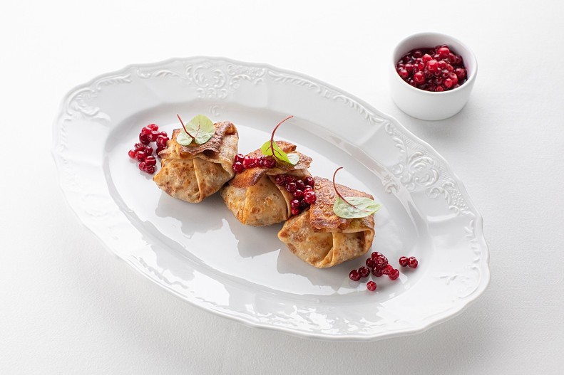 Блины с дичью и брусникой