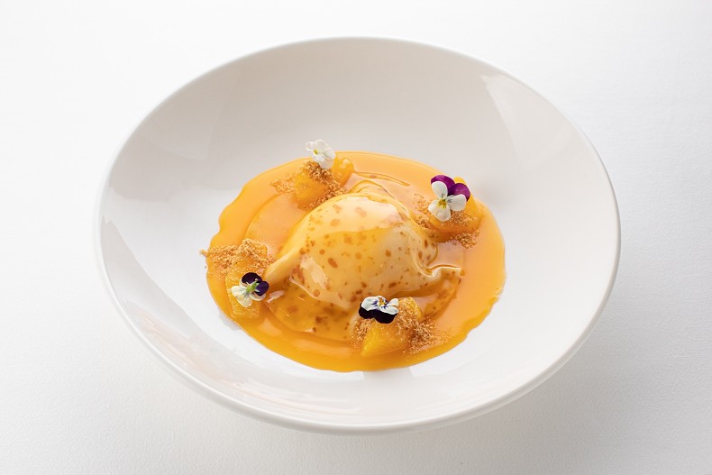 Блинчик с ванильным кремом и апельсиновым соусом