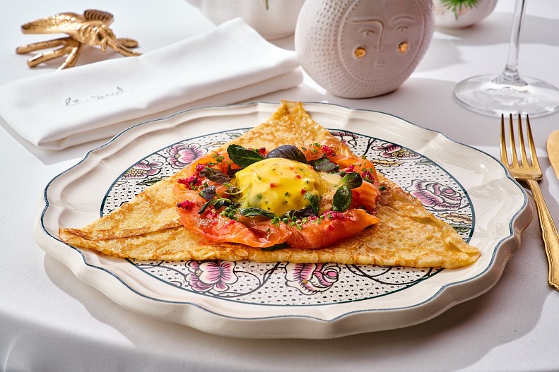 Бретонская галета с лососем, соус беарнез