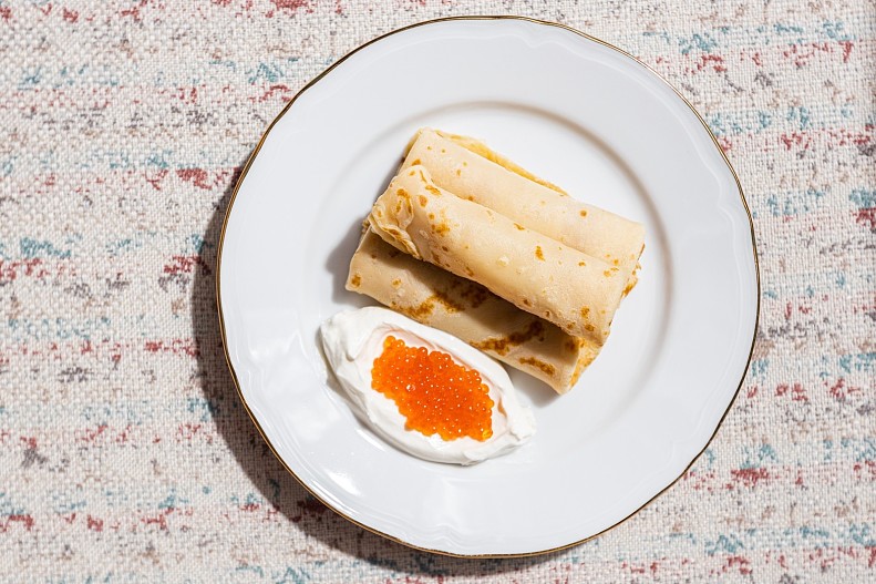 Блинчики со сметаной и красной икрой