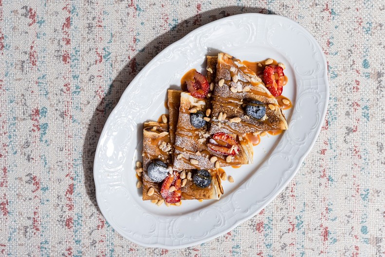 Блинчики, ягоды, соленая карамель