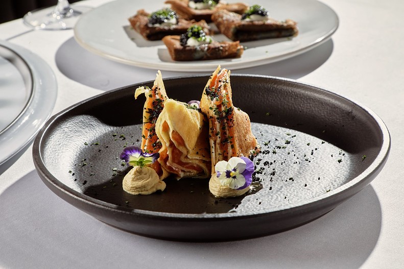 Блинный «торт» с лососем, сливочным сыром и муссом из артишока