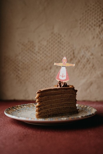 Торт из сливочных блинов с кремом из молочного шоколада