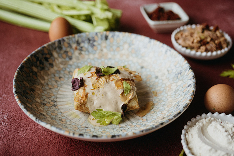 Бличик с тунцом и овощами под соусом тонато