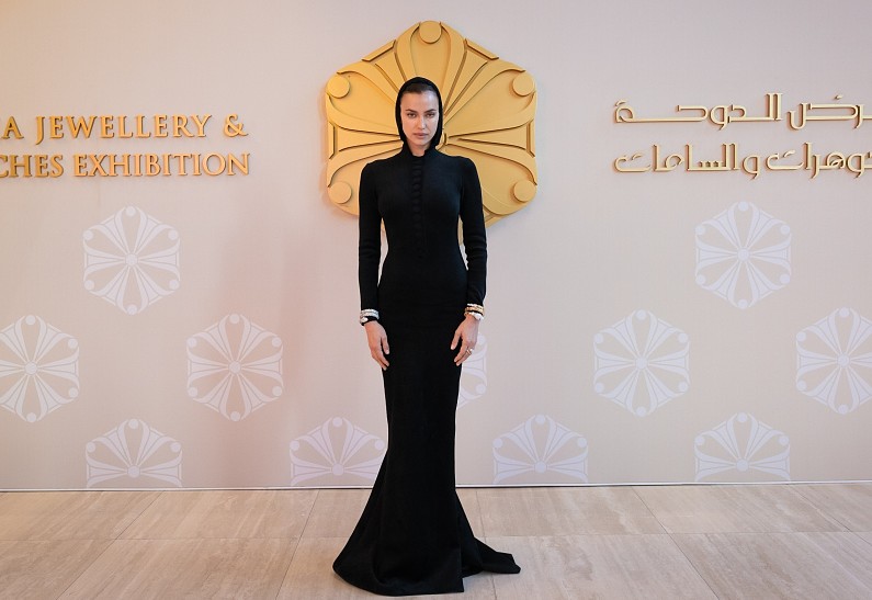Ирина Шейк на открытии выставки Doha Jewellery & Watches в Катаре