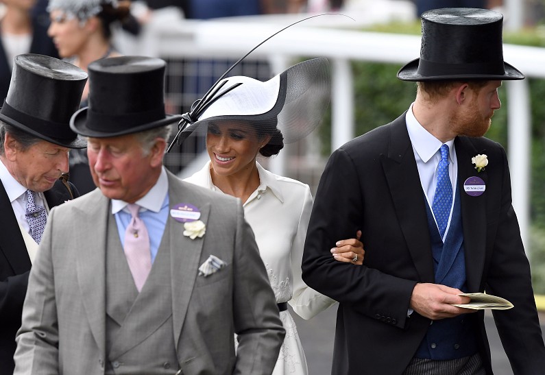 «Им нельзя доверять»: принц Гарри и Меган Маркл будут под строгим наблюдением на коронации Карл III