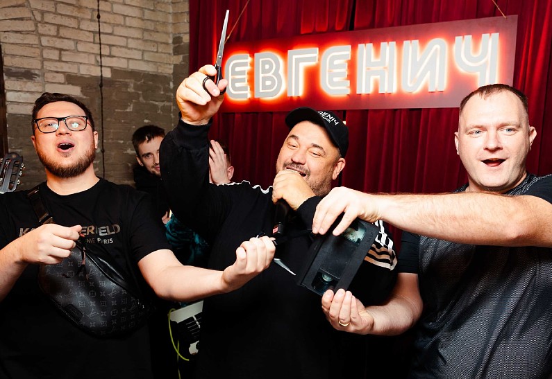 Сергей Жуков открыл девятый «Руки ВВерх! Бар» в московском регионе и первую караоке-рюмочную «Евгенич» на Арбате