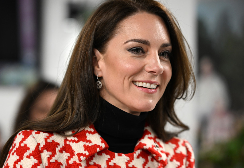 Кейт Миддлтон в ярком пальто посетила спортивный матч. Фото!