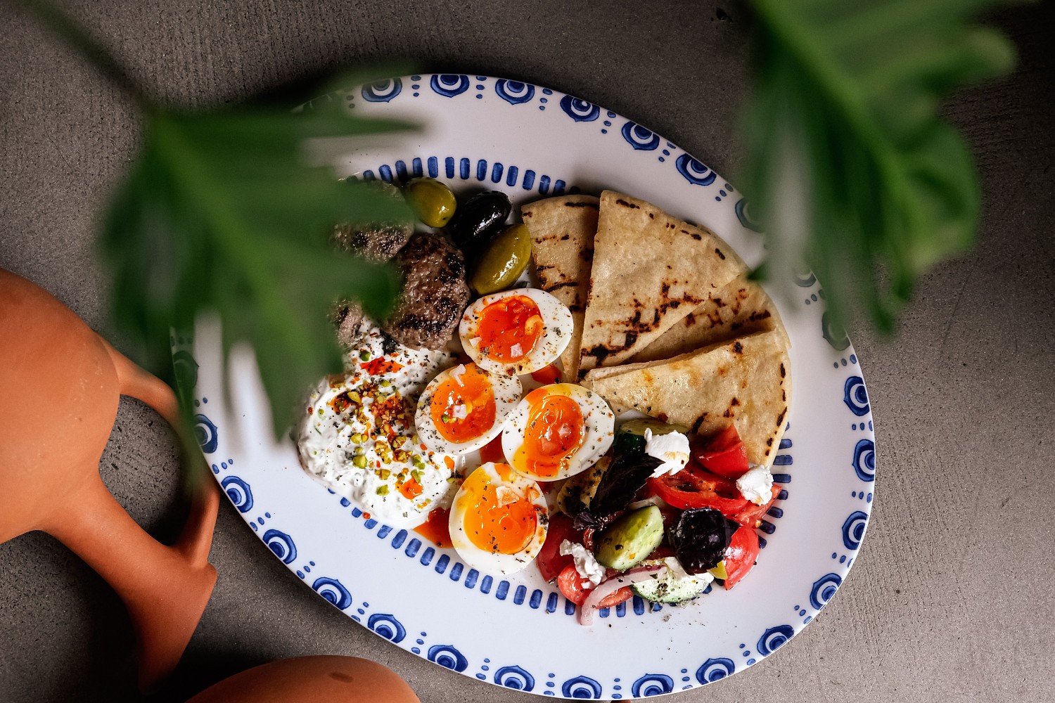 Греческий вкус. Греческий завтрак. Завтрак фото. Греческий йогурт на завтрак. Кофемания греческий завтрак.
