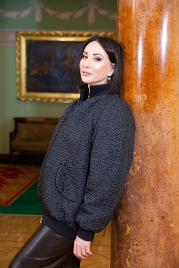 Алика Смехова в бомбере Tatmu