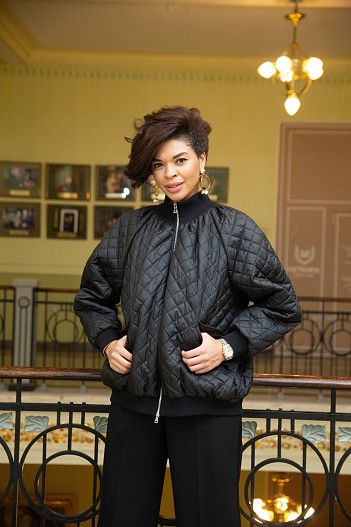 Катерина Кейру в бомбере Tatmu