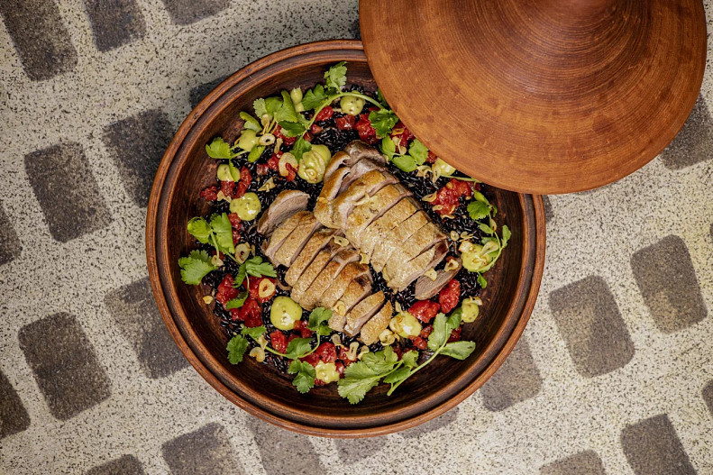 Рис Неро Венере с филе утки конфи и сальсой из томатов и зелени