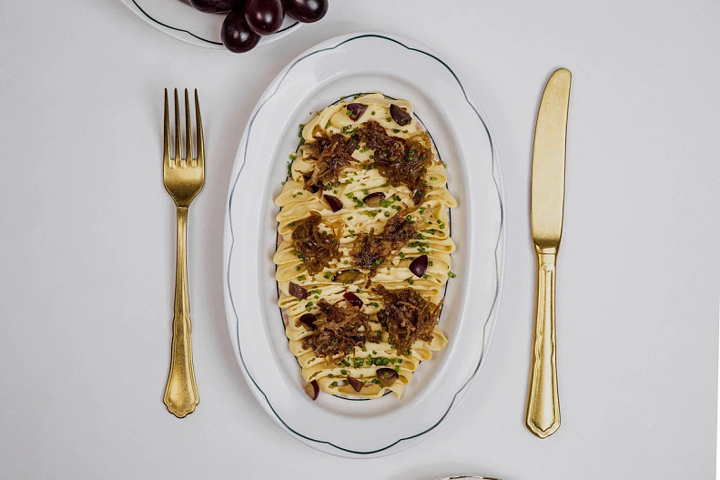 Хумус с жареной уткой, луком конфи и виноградом