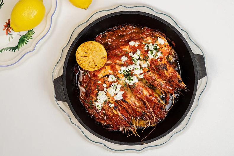 Креветки Гамбас в соусе маринара с греческой брынзой