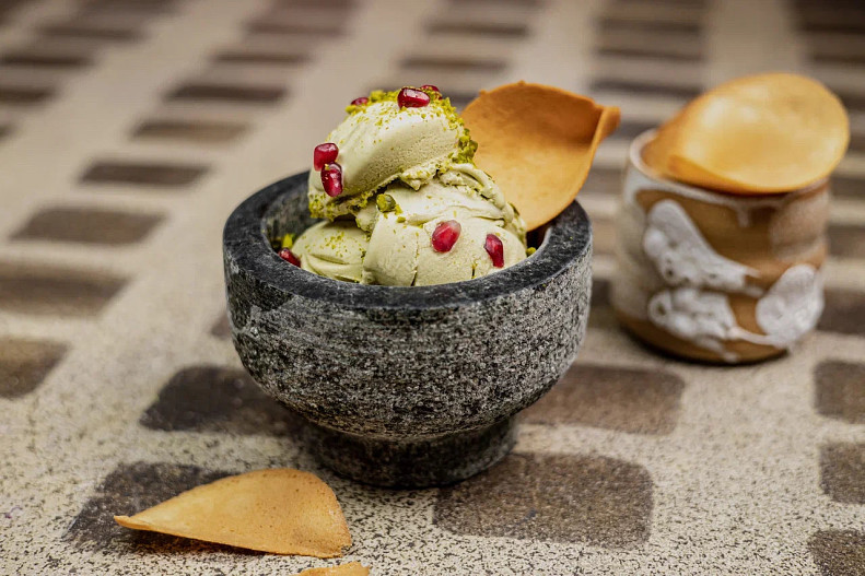Sogni di pistacchio (фисташковое мороженое с зернами граната и хрустящими печеньем)