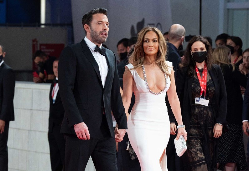 Как Дженнифер Лопес и Бен Аффлек отреагировали на мемы про актера на «Грэмми»? Рассказываем!