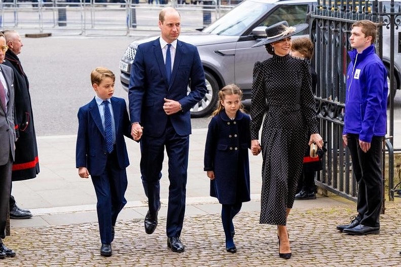 Принц Уильям и Кейт Миддлтон со своими детьми