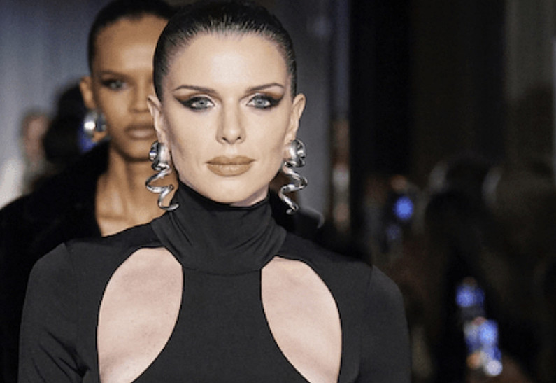 Отца и брата Джулии Фокс арестовали после обыска полиции. Что случилось?